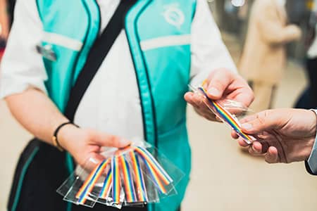 Distribution de bracelets sur le réseau