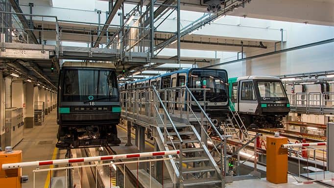 Trois générations de matériel roulant dans l’atelier de maintenance et de remisage de la ligne 14 à Saint-Ouen.