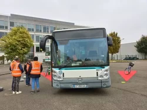 atelier de sensibilisation à la cohabitation entre bus et vélos