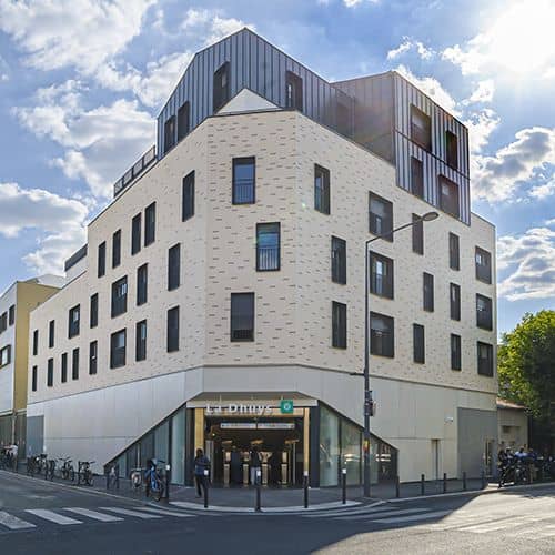 Bâtiment en surplomb de la station La Dhuys - ligne 11 du métro