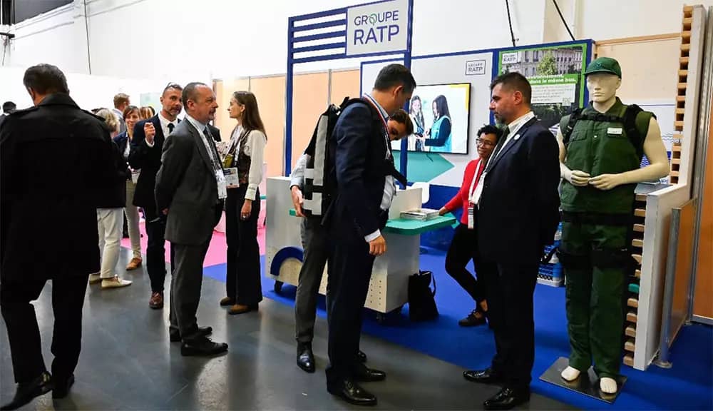 Photo du stand de RATP avec un exosquelette durant le rendez-vous des collectivités locales