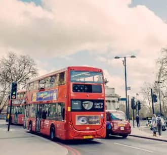 Image de bus rouge à deux étages