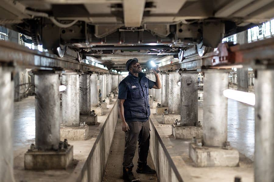 Mainteneur sur un matériel métro sur le réseau de Lyon exploité par RATP DEV