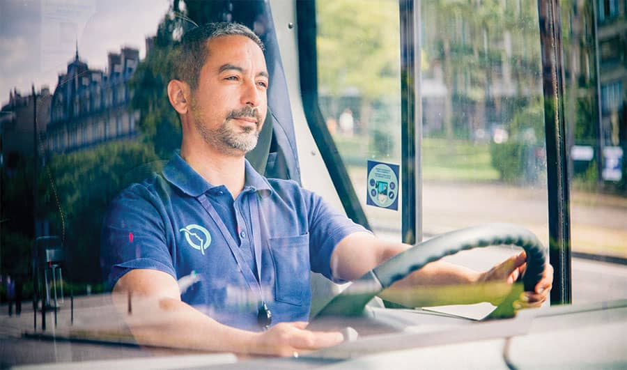 Conducteur de bus au volant